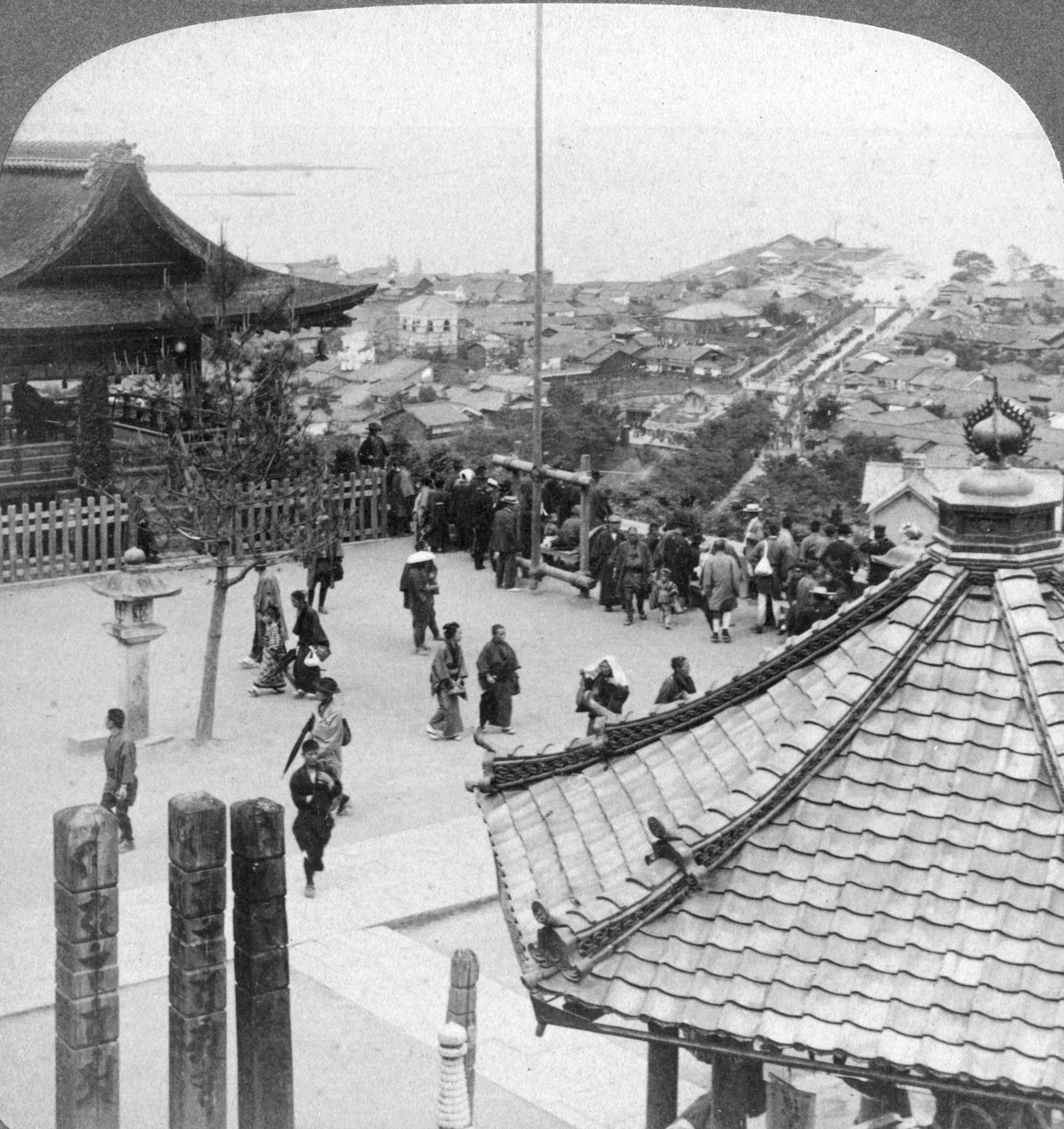 Patrząc na wschód od świątyni Mildera nad Otsu i jeziorem Biwa, Japonia, 1904. autorstwa Underwood and Underwood