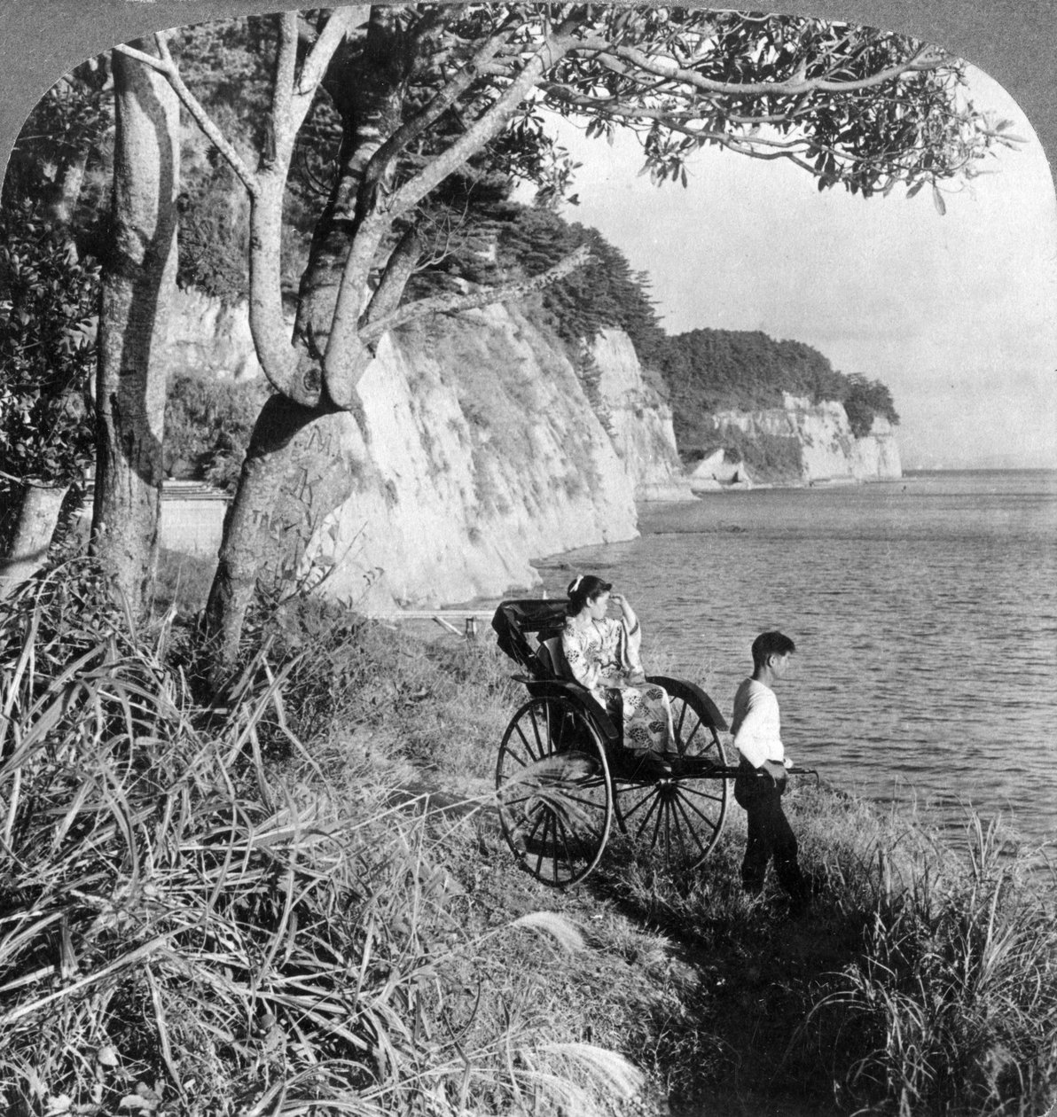 Patrząc na wschód nad zatoką Mississippi, niedaleko Jokohamy, Japonia, 1904. autorstwa Underwood and Underwood