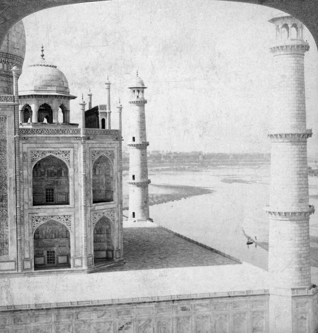 Patrząc na północny zachód od Taj Mahal w górę rzeki Jumna do Agry, Indie, 1903. autorstwa Underwood and Underwood