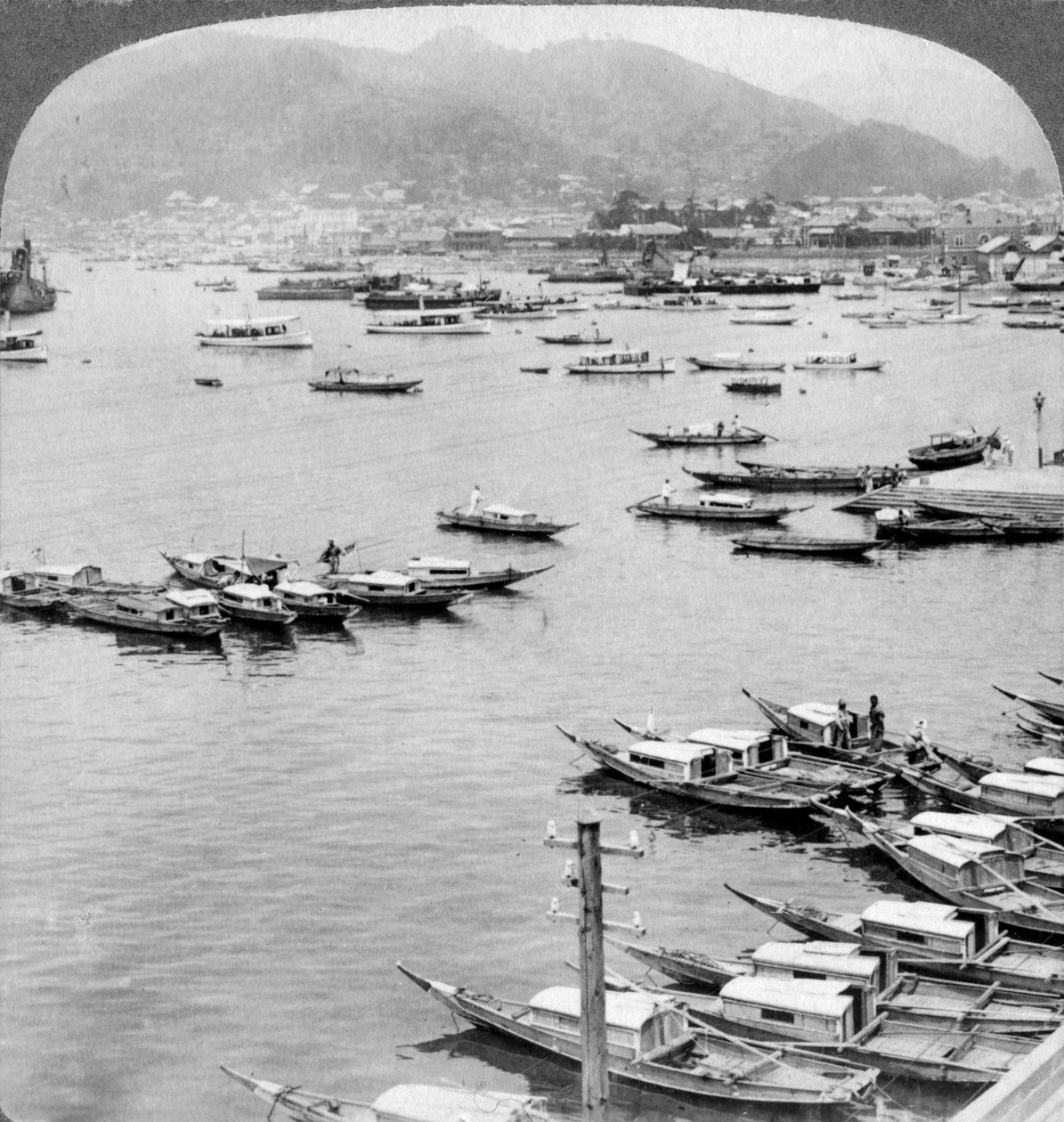 Patrząc na północ nad statkami w porcie Nagasaki, Japonia, 1904. autorstwa Underwood and Underwood