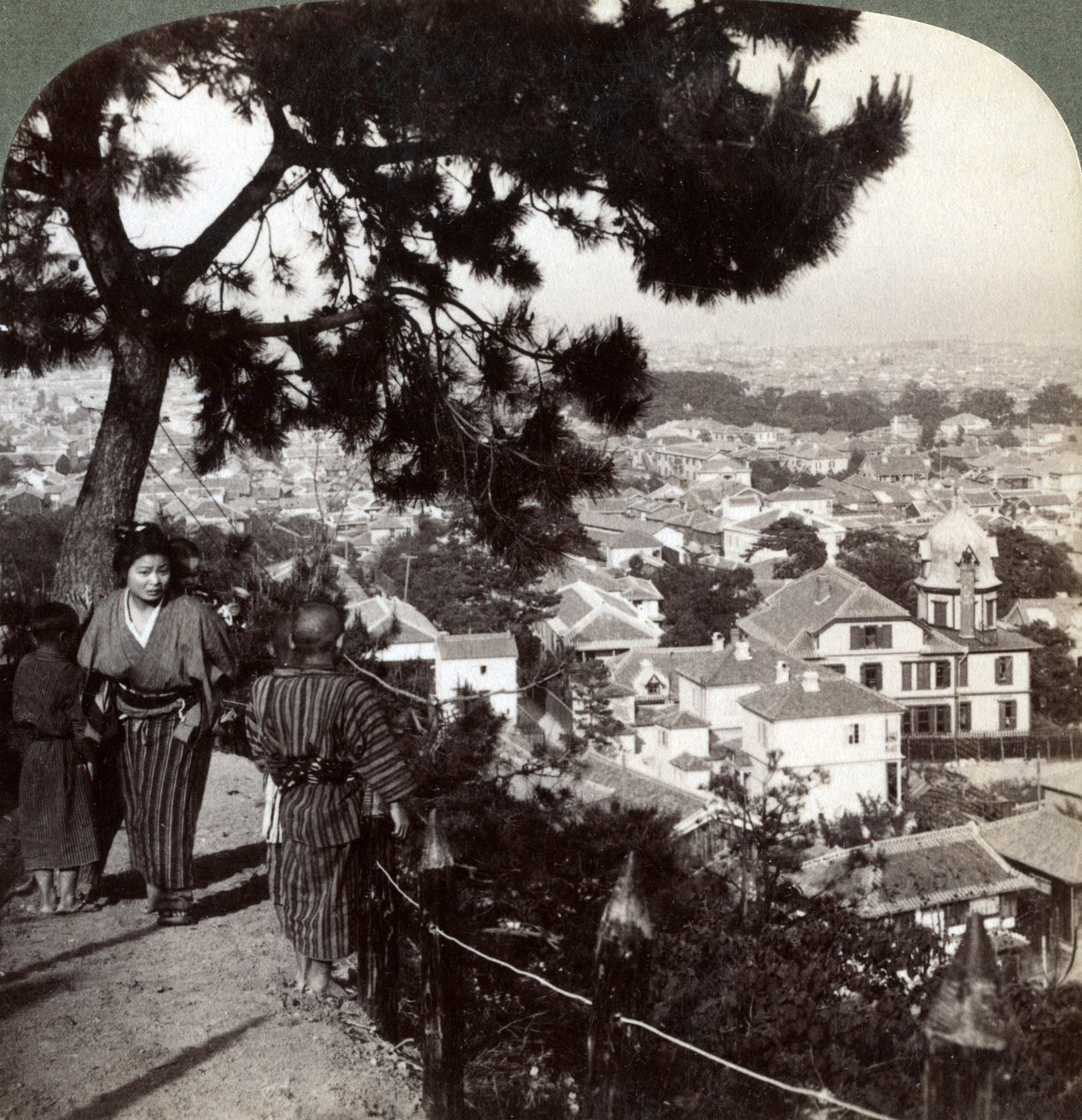 Patrząc na południowy wschód od zwieńczonych sosnami wzgórz Suwa-yama nad Kobe, Japonia, 1904 autorstwa Underwood and Underwood