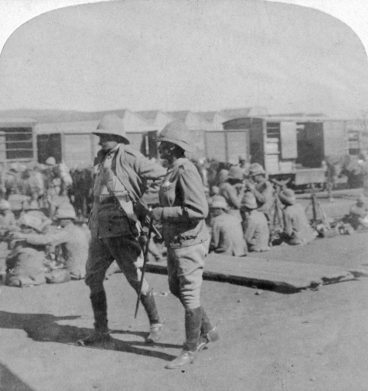 Lord Kitchener i generał Pole-Carew na stacji kolejowej Pretoria, Republika Południowej Afryki, 5 czerwca 1901. autorstwa Underwood and Underwood