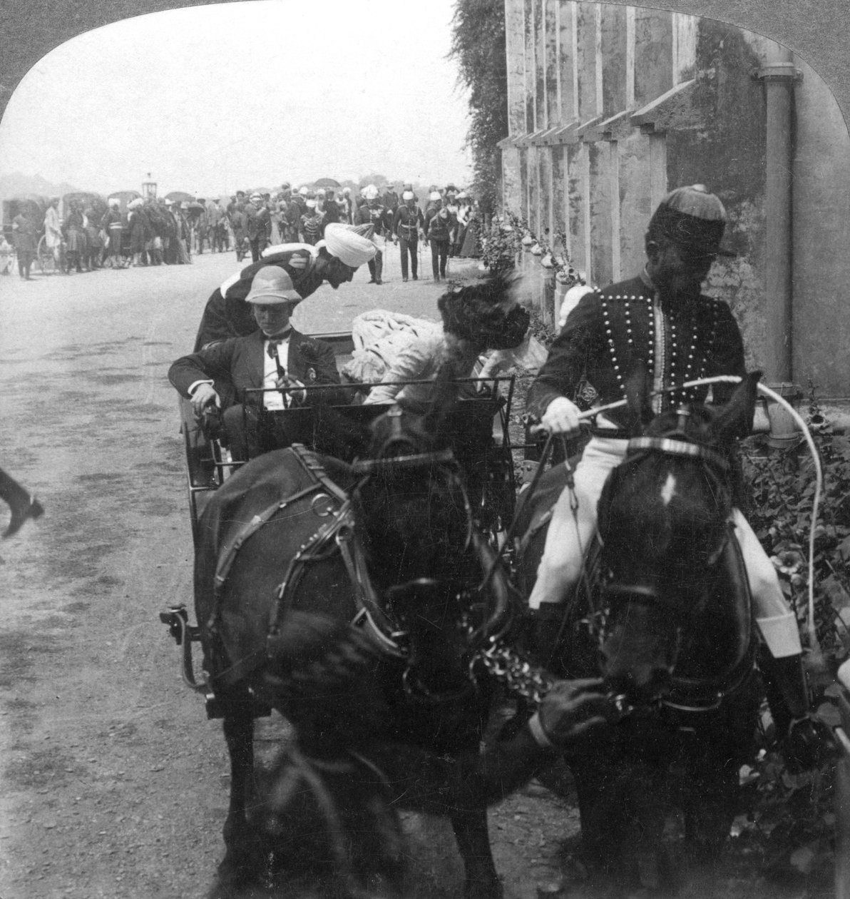 Pan i Lady Curzon w Christ Church, Simla, Indie, 1903. autorstwa Underwood and Underwood