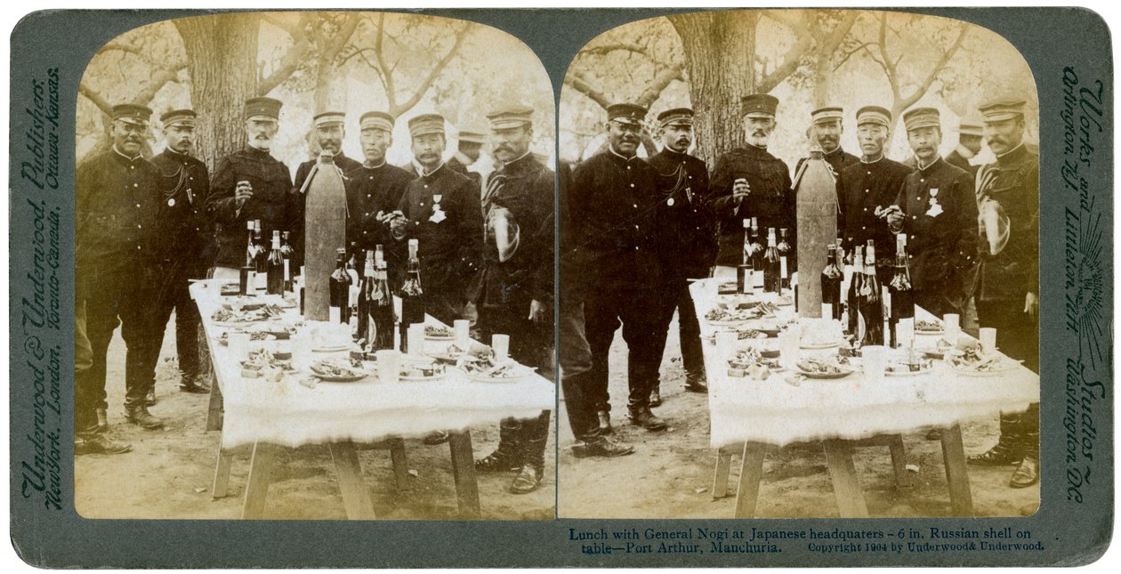 Obiad z generałem Nogim w japońskiej kwaterze głównej, Port Arthur, Mandżuria, 1904. autorstwa Underwood and Underwood