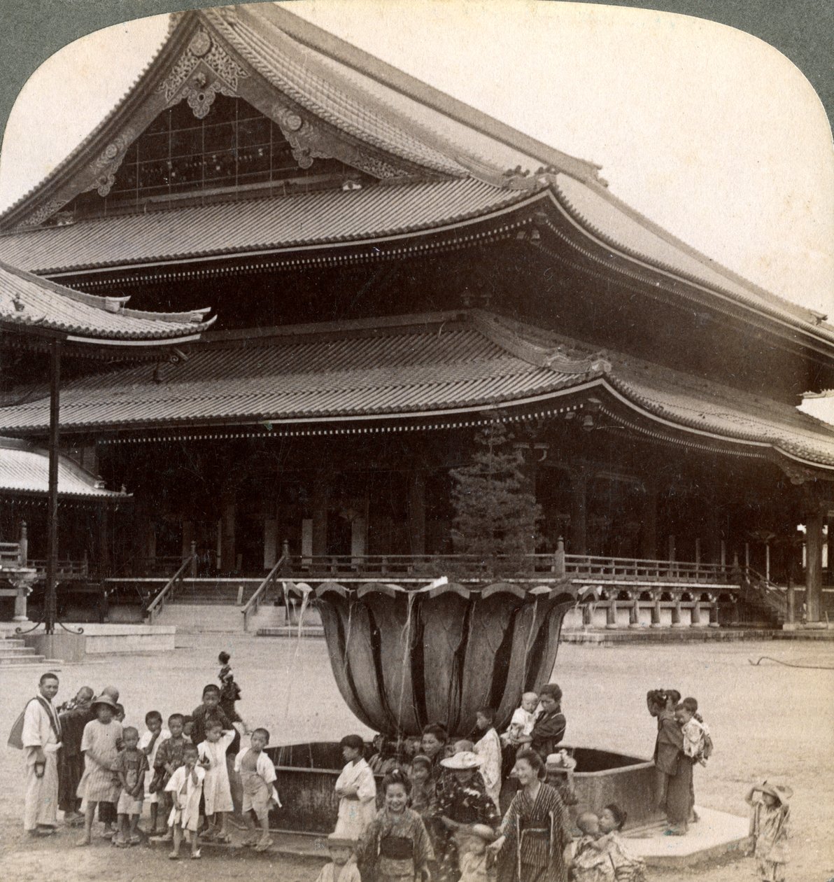 Główny front Higashi Hongan-ji, największej świątyni buddyjskiej w Japonii, Kioto, 1904. autorstwa Underwood and Underwood