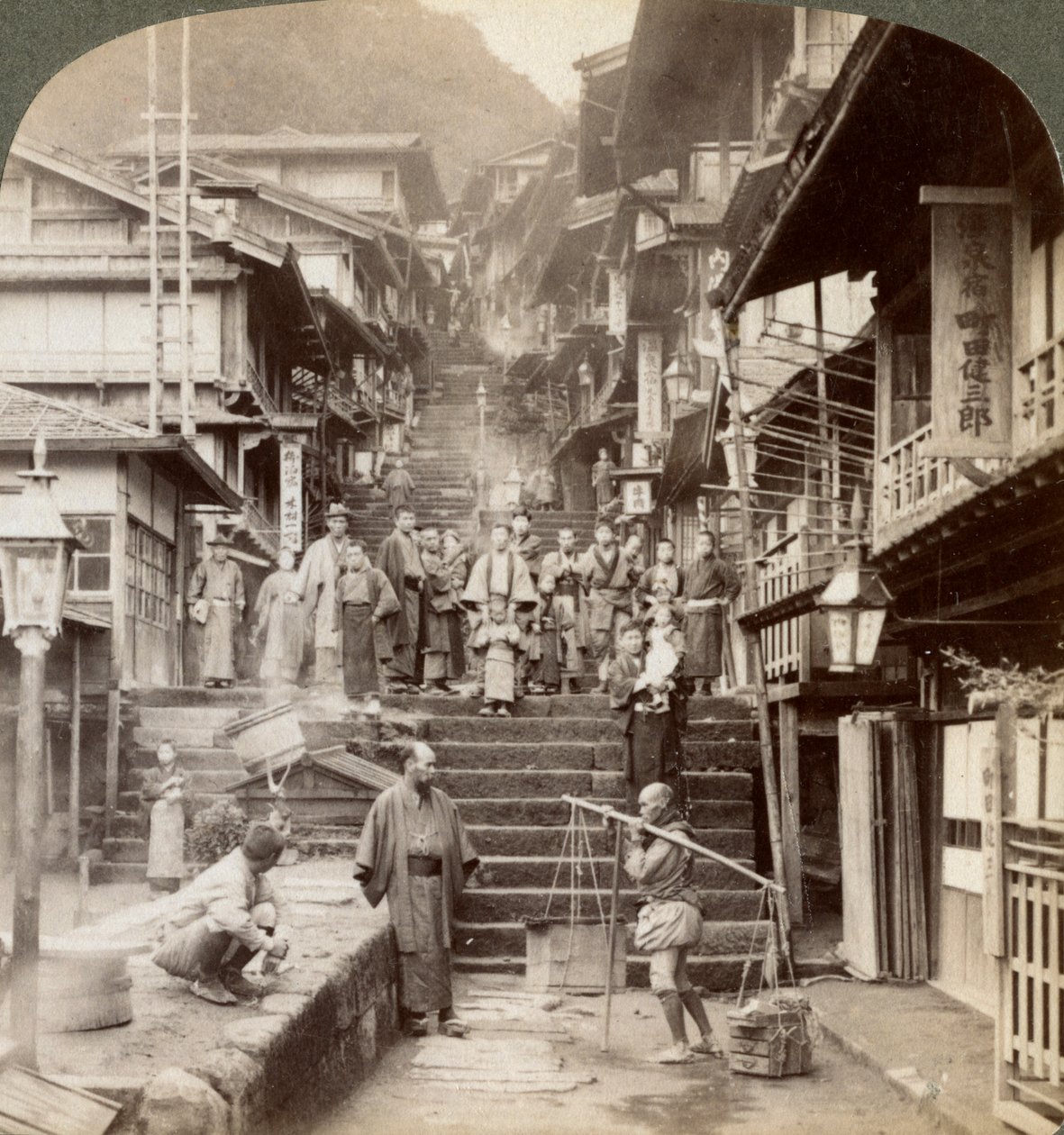 Główna ulica na stromym zboczu góry Haruna w słynnej wiosce z gorącymi źródłami, Ikao, Japonia, 1904. autorstwa Underwood and Underwood