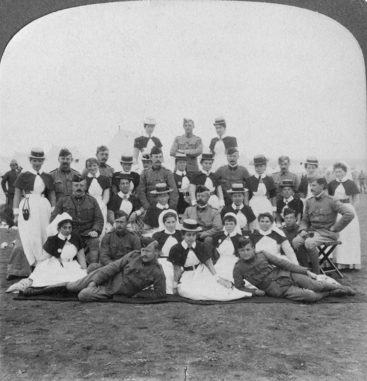 Personel medyczny i pielęgniarki szpitala ogólnego nr 9, Bloemfontein, RPA, wojna burska, 1901 autorstwa Underwood and Underwood