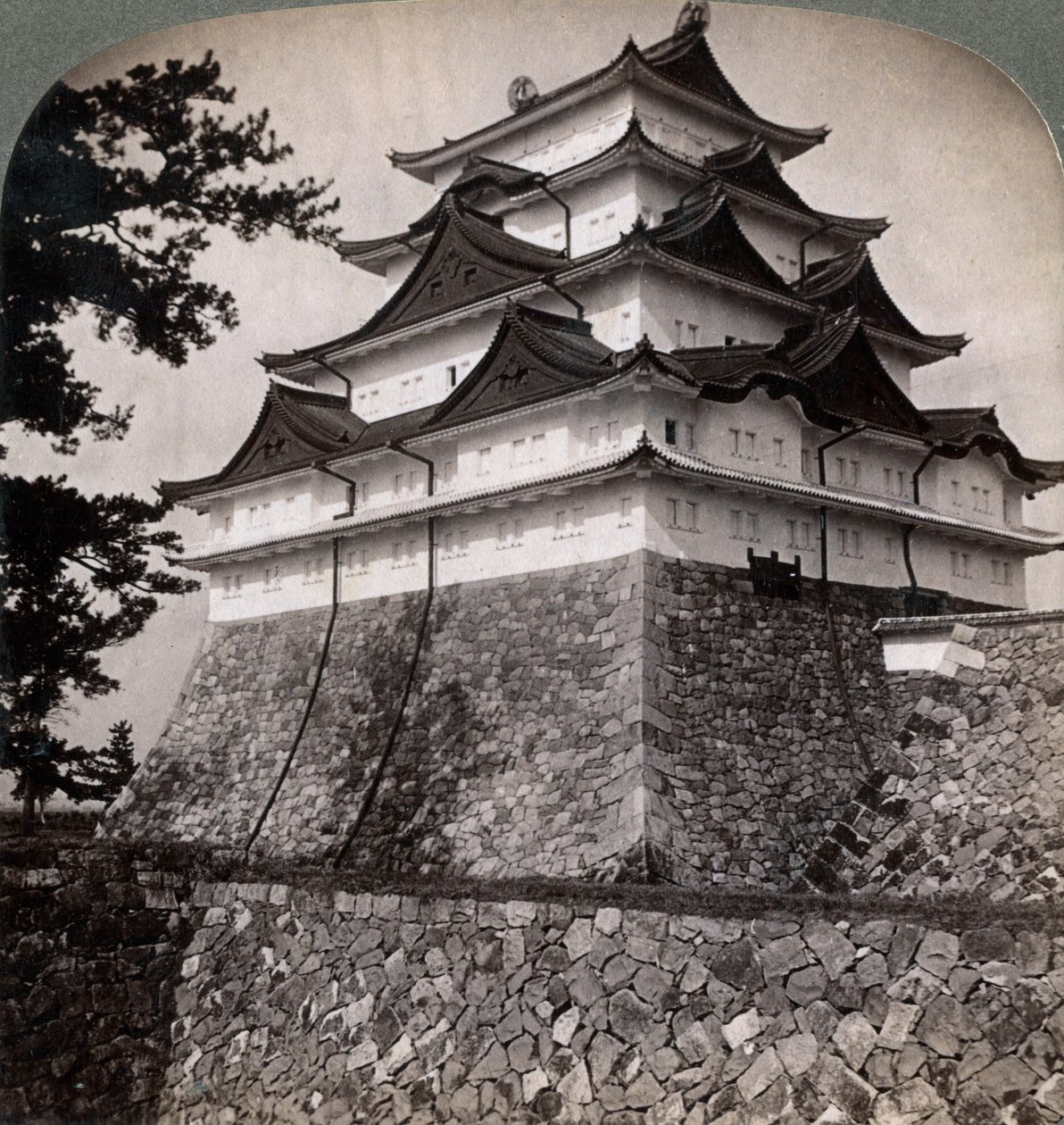 Średniowieczny zamek na wodzie japońskich książąt, sporadycznie używany przez Mikado Nagoya, Japonia, 1896 autorstwa Underwood and Underwood