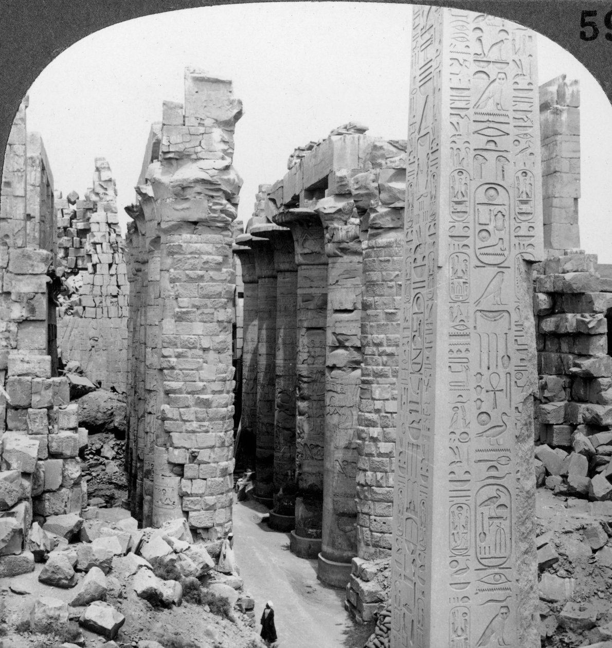 Środkowa nawa wielkiej sali i obelisk Totmesa I, świątynia w Karnaku, Teby, Egipt, 1905. autorstwa Underwood and Underwood