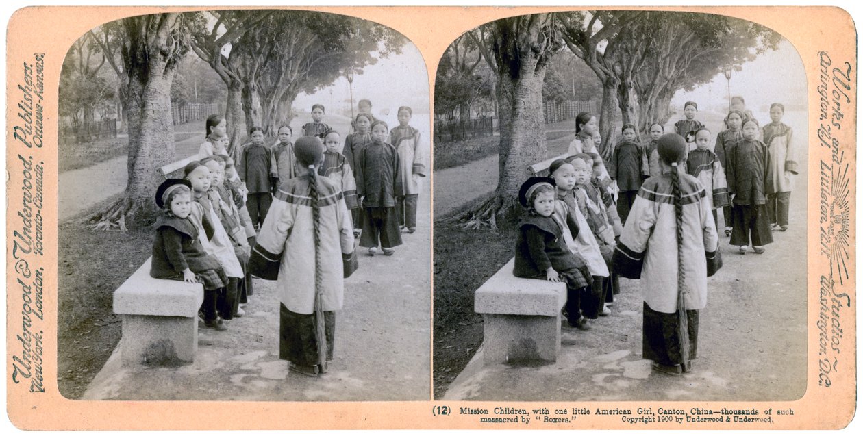 Dzieci misyjne, z jedną małą Amerykanką, Kanton, Chiny, 1900 autorstwa Underwood and Underwood