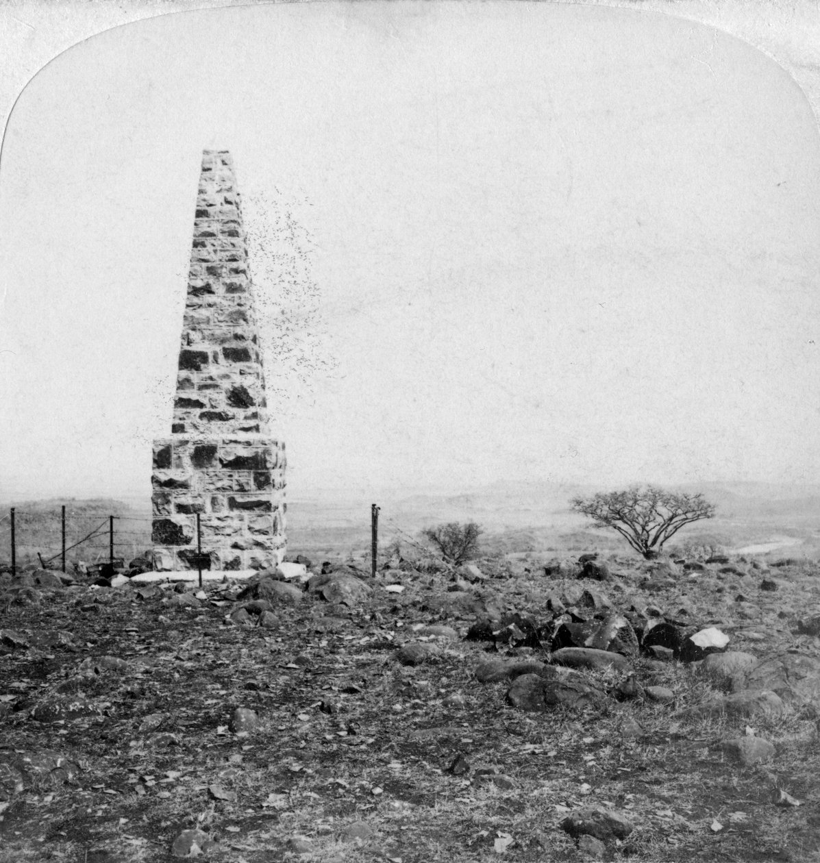 Pomnik 27. Inniskillings, Harts Hill, niedaleko Colenso, Natal, RPA, wojna burska, 1901 autorstwa Underwood and Underwood