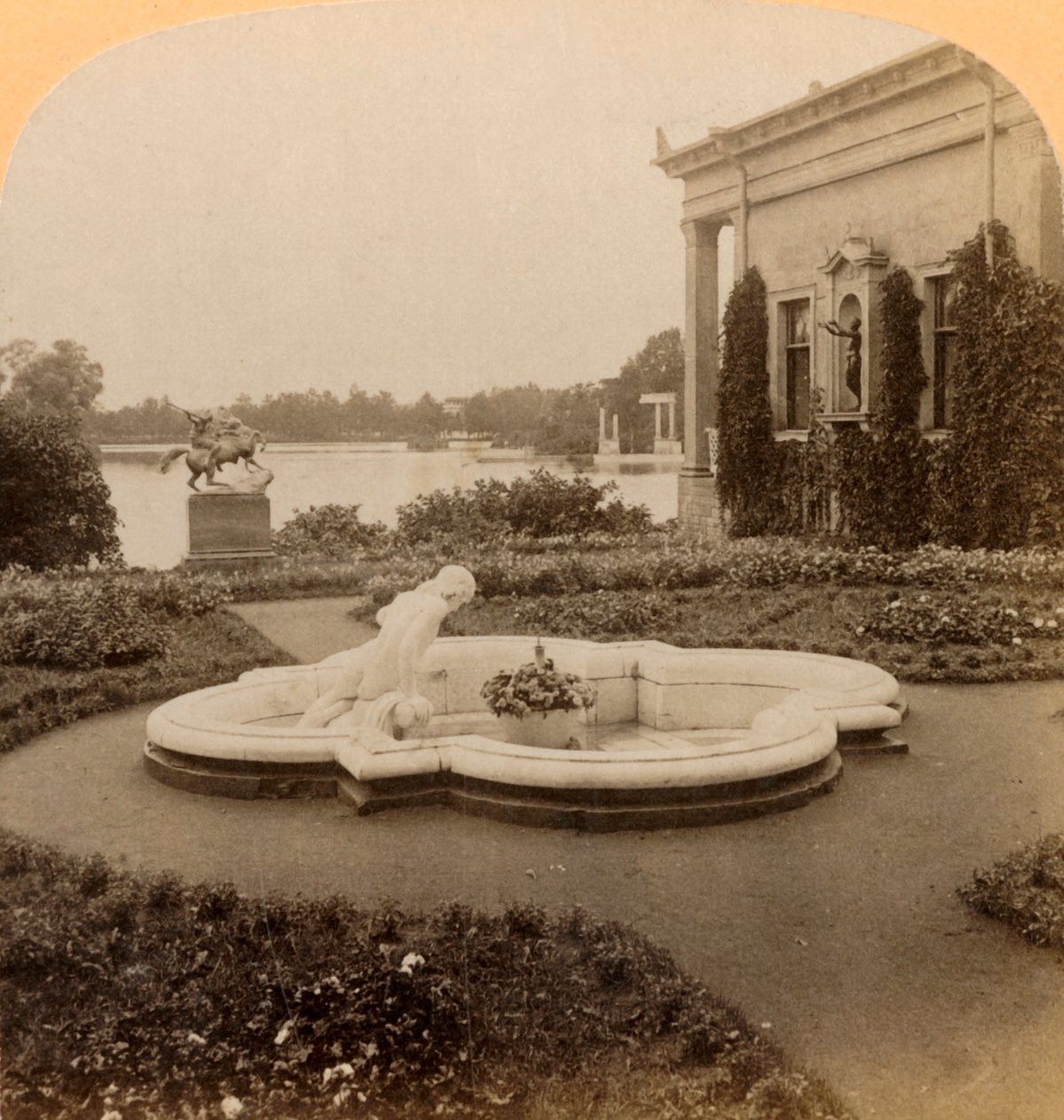 Fontanna Narcyza na Wyspie Cesarzowej, Park Kolonistów, Tereny Pałacowe Peterhof, Rosja, 1898. autorstwa Underwood and Underwood