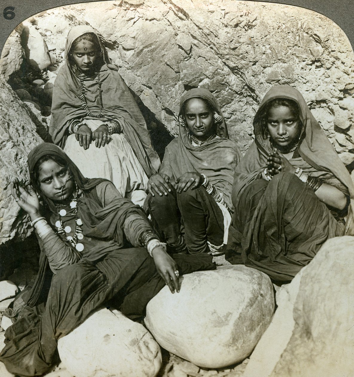 Rdzenne dziewczyny bhujji, rzeka Sutlej, Himalaje, Indie, ok. 1900. autorstwa Underwood and Underwood