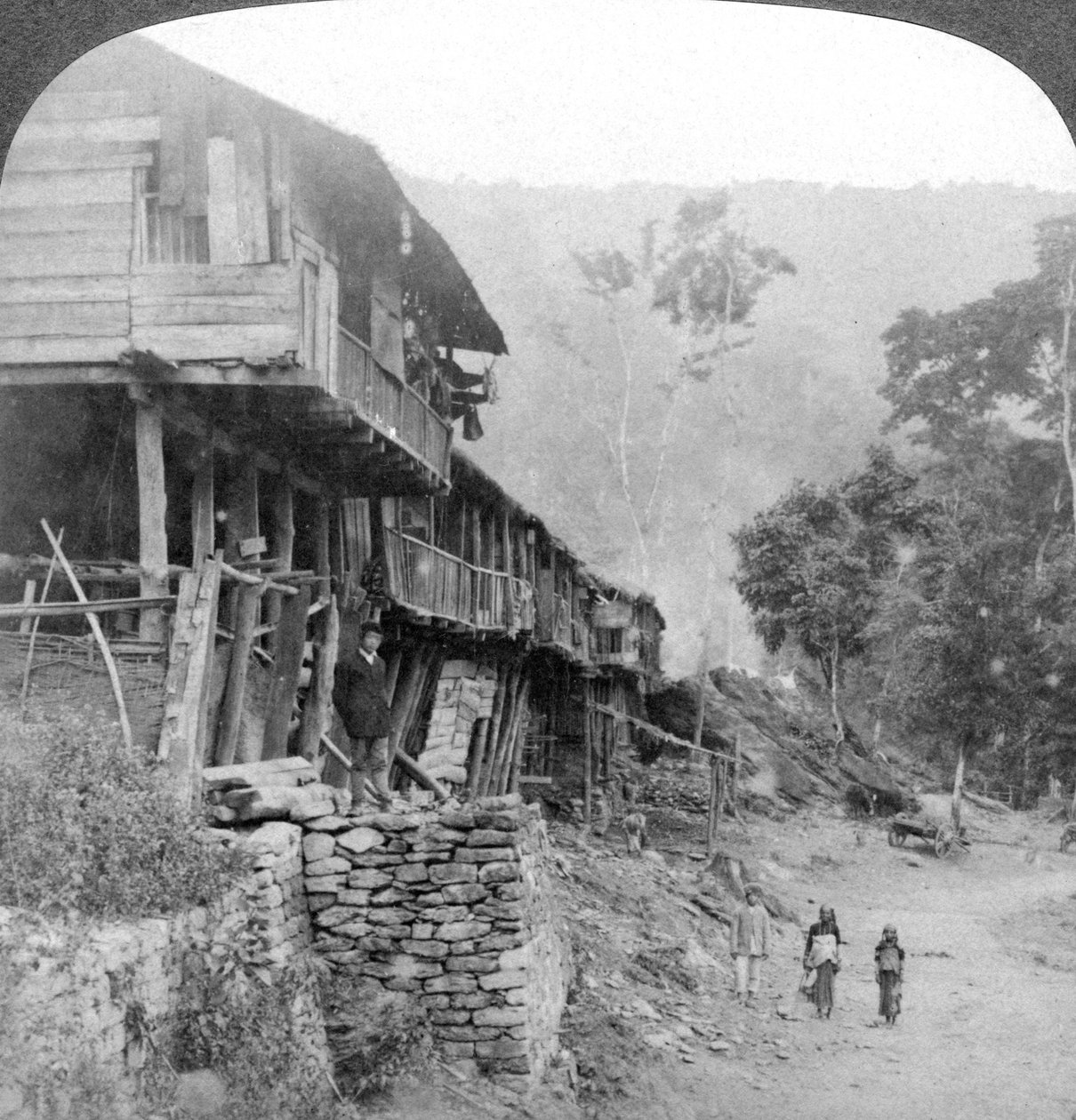 Miejscowa wioska, most Teesta niedaleko Darjeeling, Indie, 1903 autorstwa Underwood and Underwood