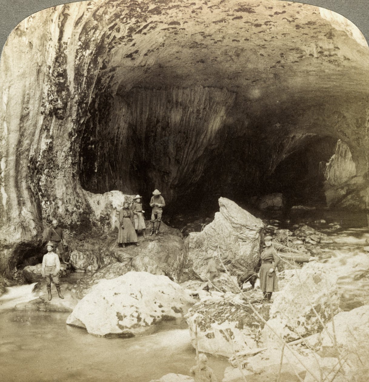 Most naturalny, Warm Spring Creek, Wyoming, USA. autorstwa Underwood and Underwood