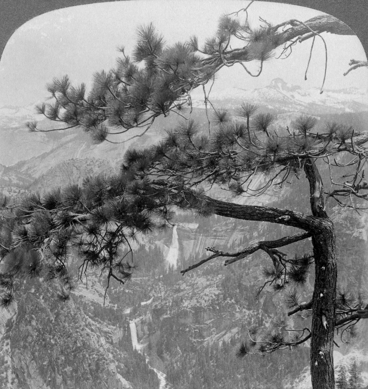 Nevada Falls, Vernal Falls i Liberty Cap, Yosemite Valley, Kalifornia, USA, 1902 autorstwa Underwood and Underwood