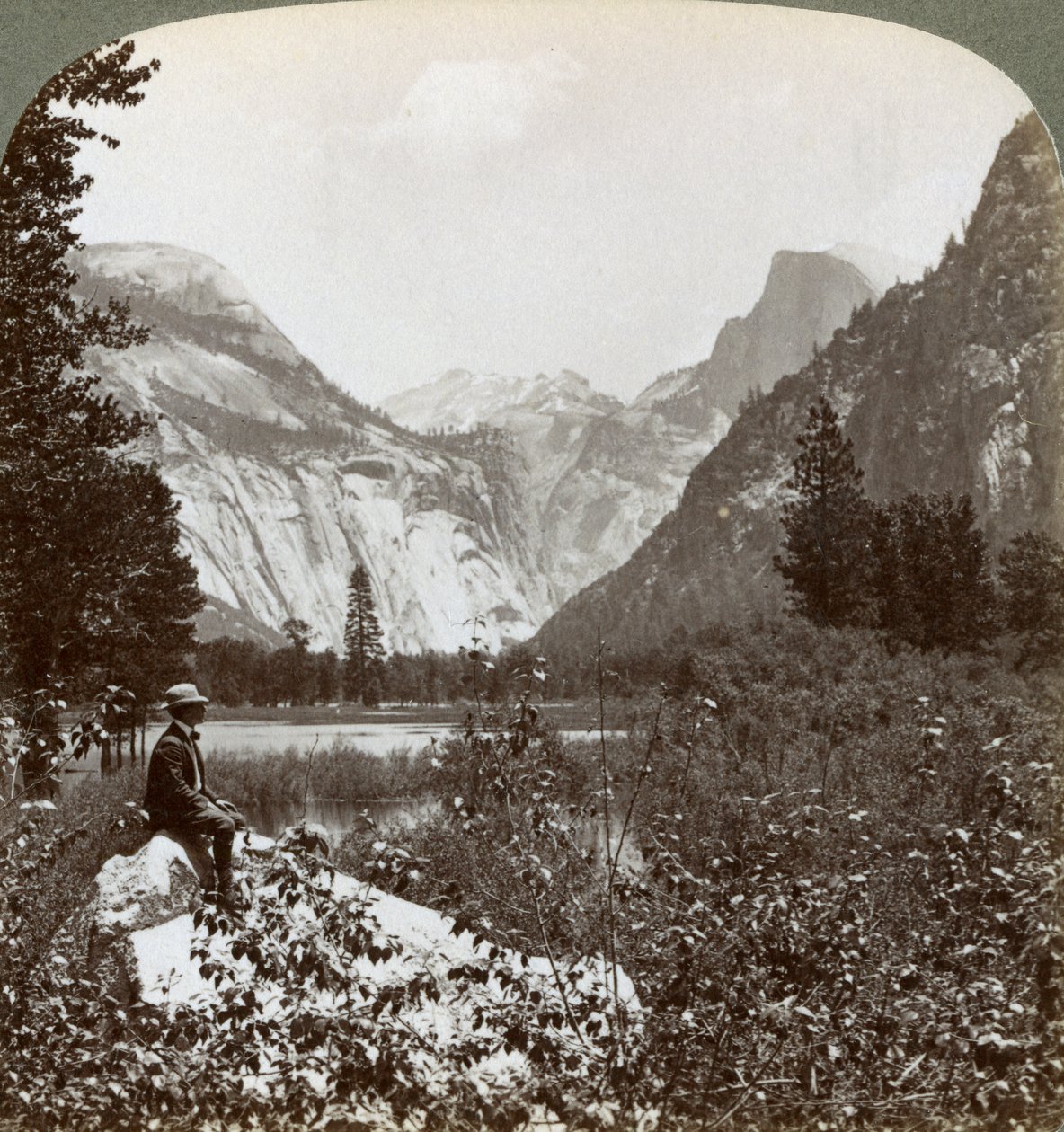 North Dome, Half Dome i Clouds Rest, Yosemite Valley, Kalifornia, USA, 1902 autorstwa Underwood and Underwood
