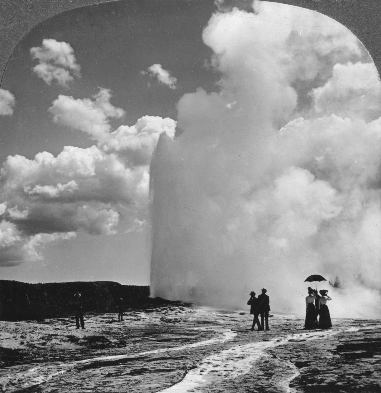 Gejzer Old Faithful, Park Narodowy Yellowstone, USA, początek XIX wieku. autorstwa Underwood and Underwood