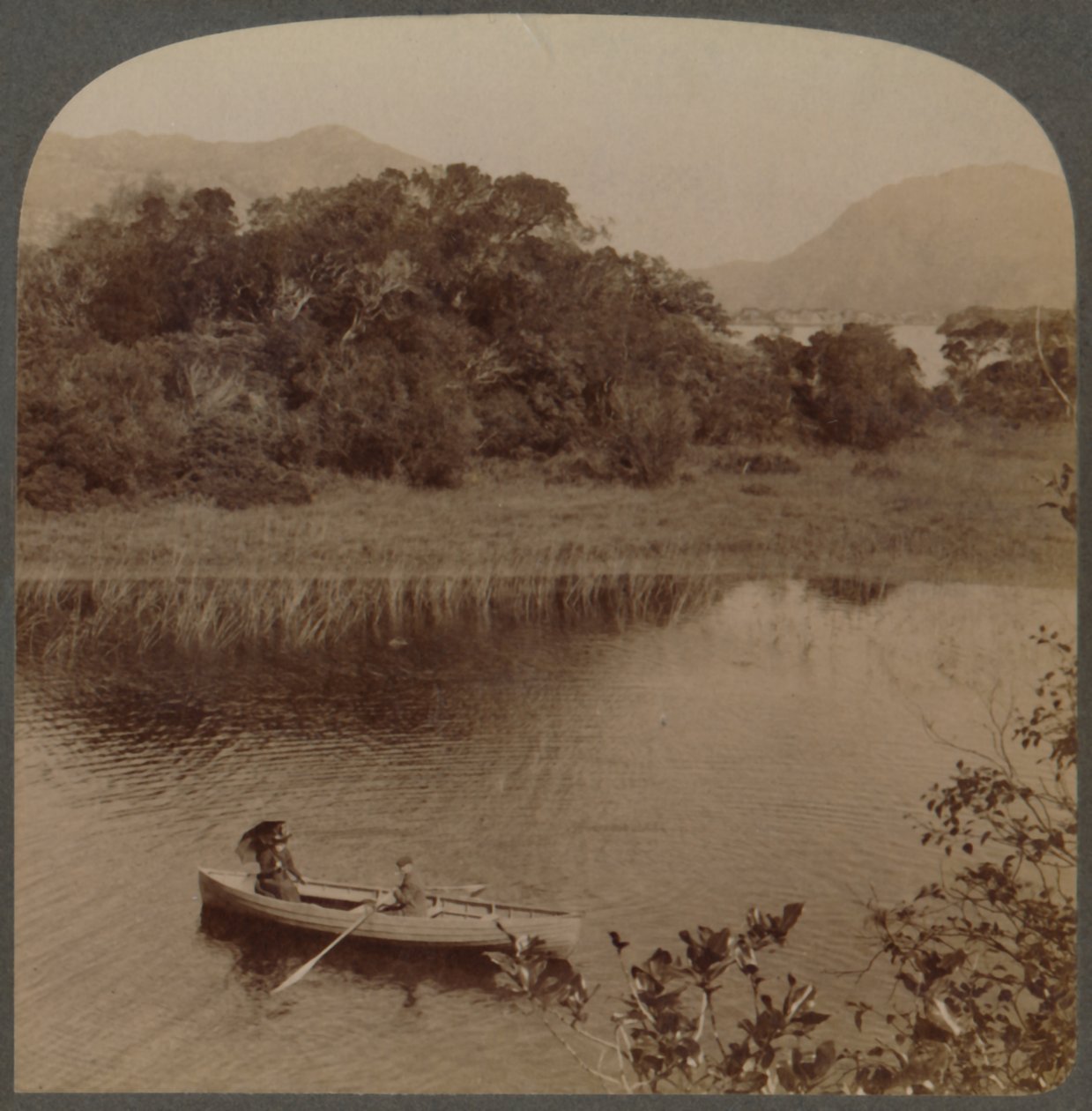Nad jeziorem Upper Lake w ładnym Killarney, Irlandia, 1901. autorstwa Underwood and Underwood