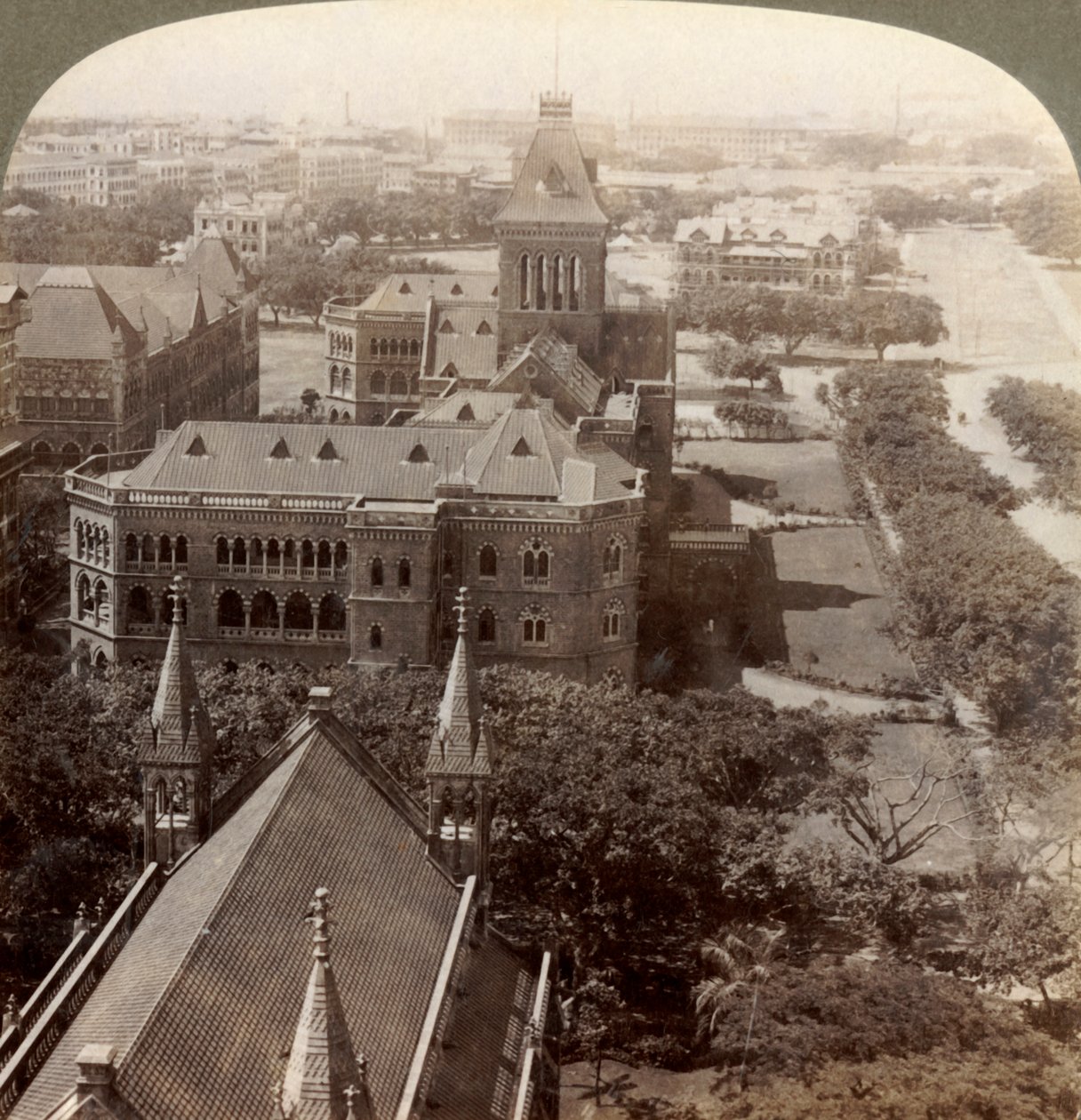 Nad pl. Uczelni i Sekretariatu wieża, S. z Rajabai Tower, Bombaj, Indie, 1903. autorstwa Underwood and Underwood