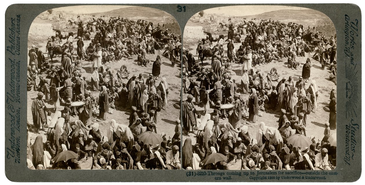 Ludzie przybywający do Jerozolimy na ofiarę, poza murem wschodnim, 1900. autorstwa Underwood and Underwood