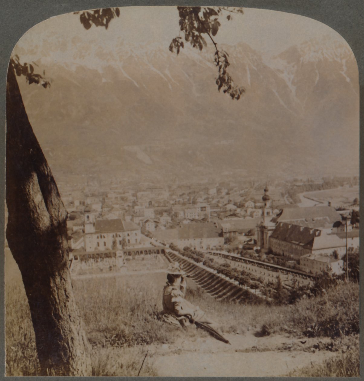 Malowniczy Innsbruck, stolica Tyrolu, Austria - Poniżej rufowych Alp Bawarskich, 1898. autorstwa Underwood and Underwood