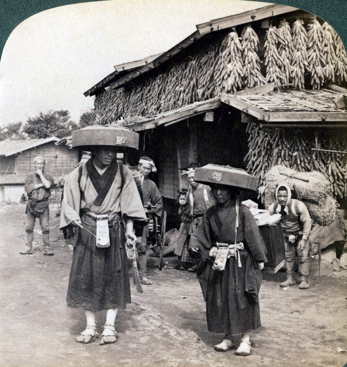 Żebracy pielgrzymi bijący w małe gongi, niedaleko jeziora Kawaguchi, Japonia, 1904 autorstwa Underwood and Underwood