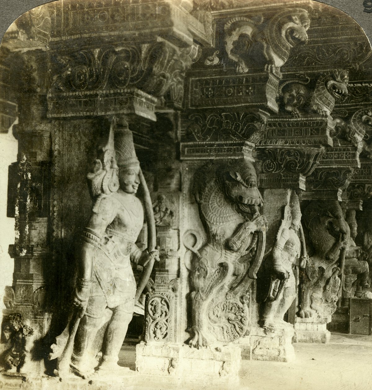 Filary hinduskiej świątyni, Madurai, Indie, ok. 1900. autorstwa Underwood and Underwood