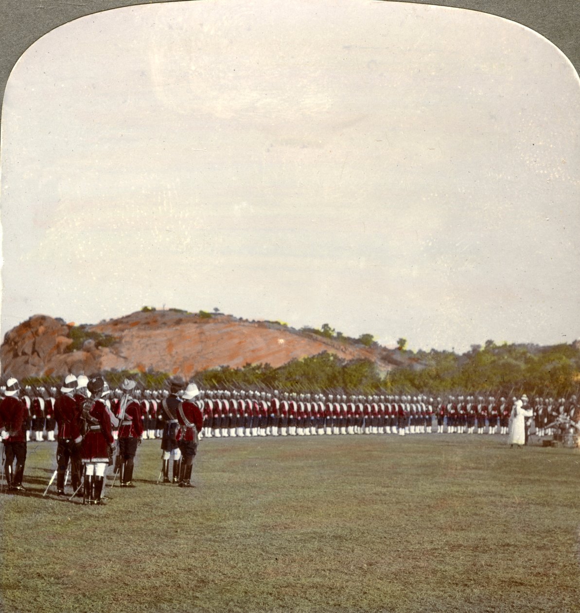 Odbieranie kolorów na placu, Indie, 1900. autorstwa Underwood and Underwood