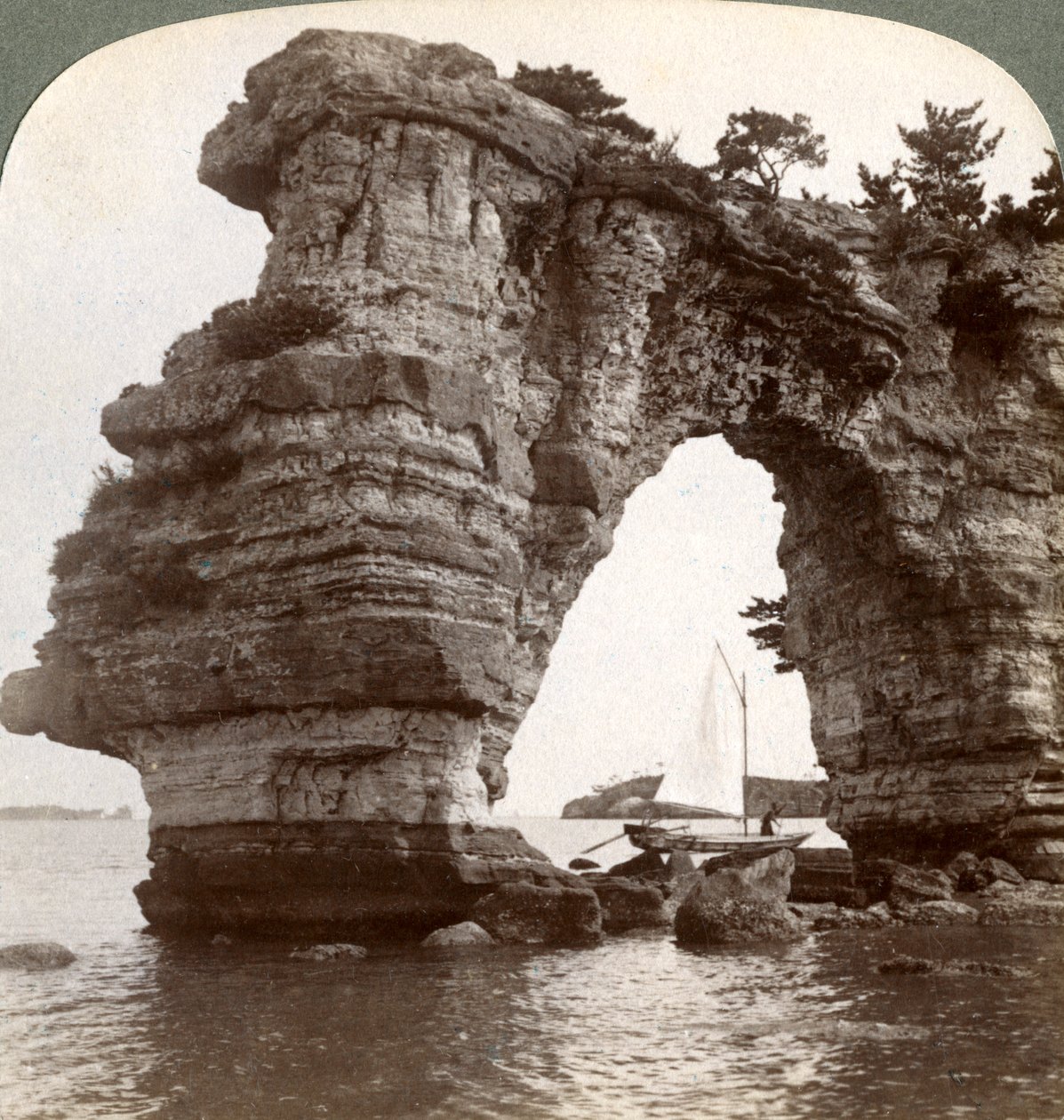 Łuk skalny w zatoce Matsushima, południowo-wschodnia Japonia, 1904. autorstwa Underwood and Underwood