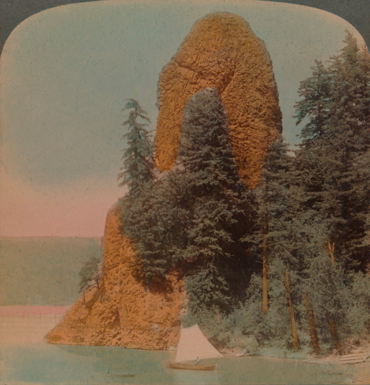 Rooster Rock, ciekawa formacja skalna wzdłuż rzeki Columbia, Oregon, 1902. Artyści: Elmer Underwood, Bert Elias Underwood. autorstwa Underwood and Underwood