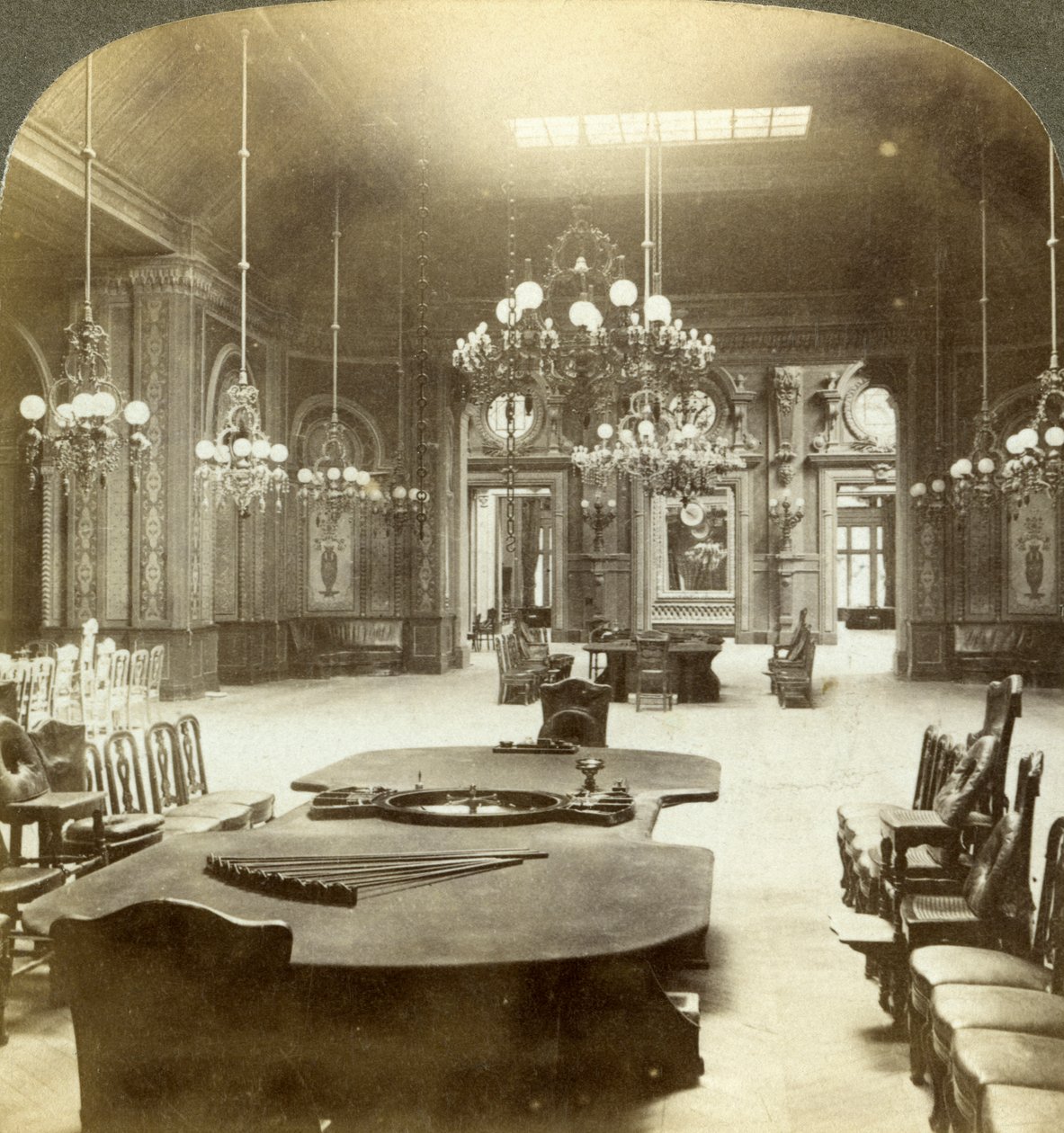 Salon ruletki, Monte Carlo, Monako. autorstwa Underwood and Underwood