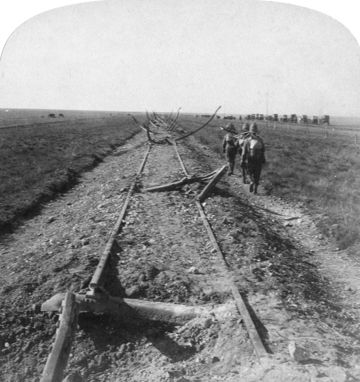 Royal Engineers naprawiający zniszczoną przez Burów linię kolejową, Kroonstad, RPA, 1900 autorstwa Underwood and Underwood