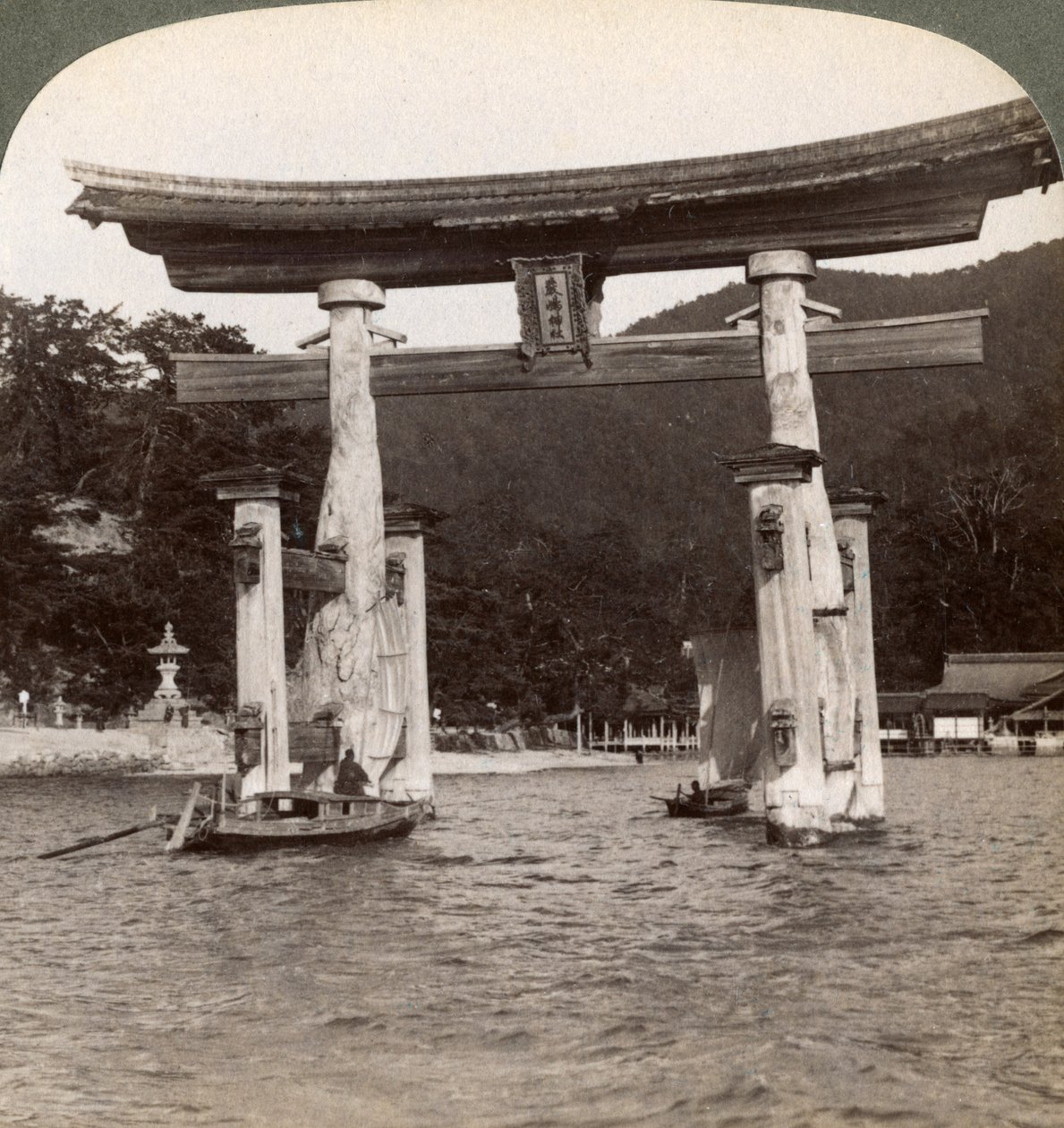 Święta brama torii wznosząca się z morza, świątynia Itsukushima, wyspa Miyajima, Japonia, 1904 autorstwa Underwood and Underwood