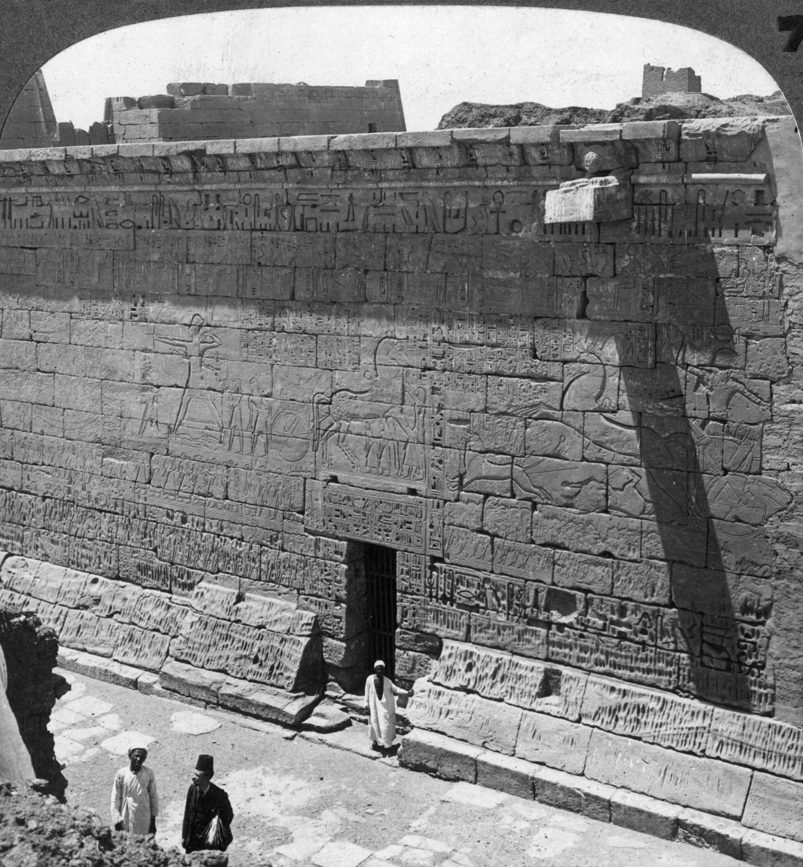 Sceny bitwy i pościgu wyryte na murze w Medinet Habu, Teby, Egipt, 1905. autorstwa Underwood and Underwood