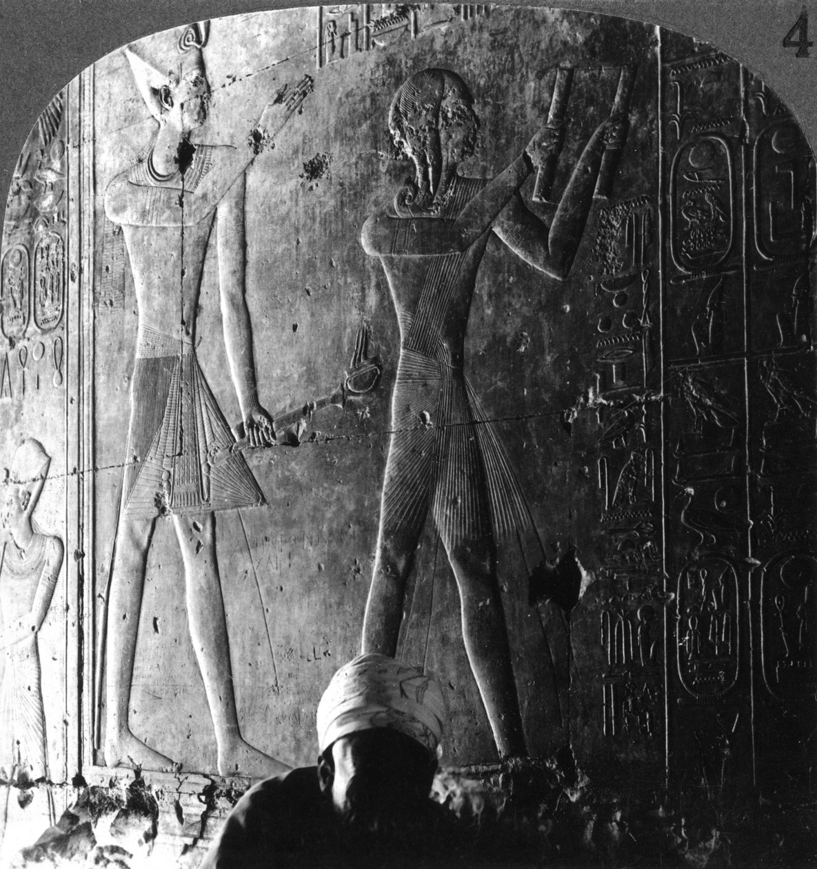 Setos I i jego syn Ramzes II czczący swoich przodków, Abydos, Egipt, ok. 1900. autorstwa Underwood and Underwood