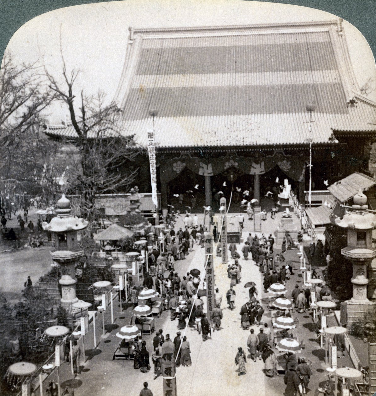 Południowy front świątyni Asakusa, Tokio, Japonia, 1904 autorstwa Underwood and Underwood