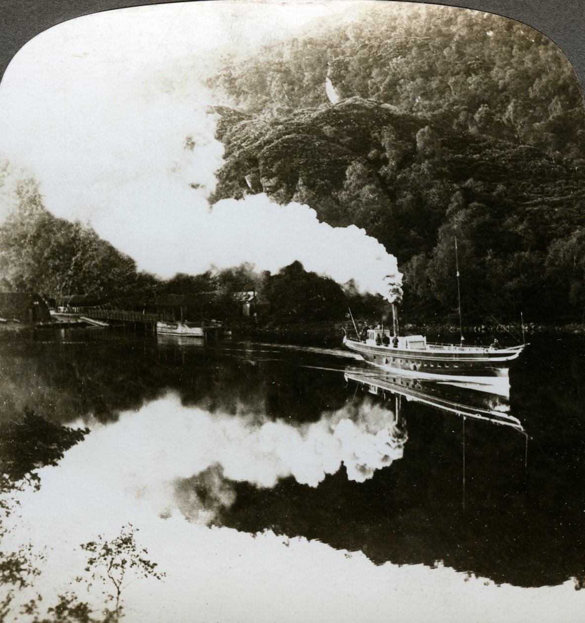 Jacht parowy na Loch Katrine w Szkocji. autorstwa Underwood and Underwood