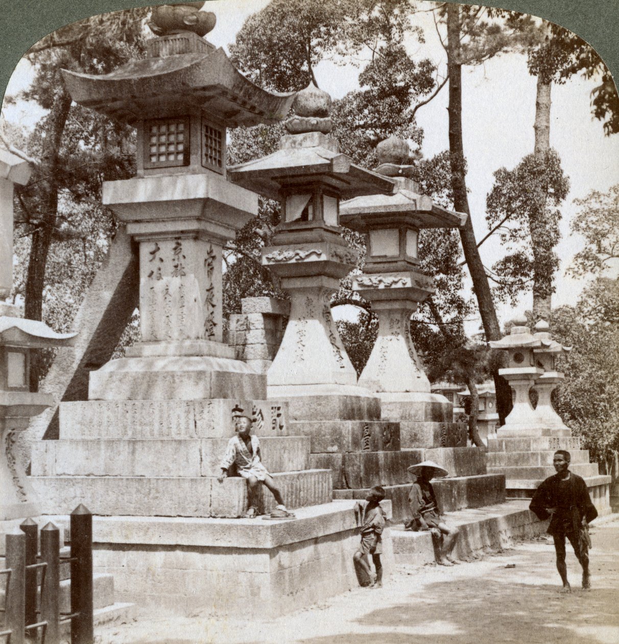Kamienne latarnie w Sumiyoshi, Osaka, Japonia, 1904 autorstwa Underwood and Underwood