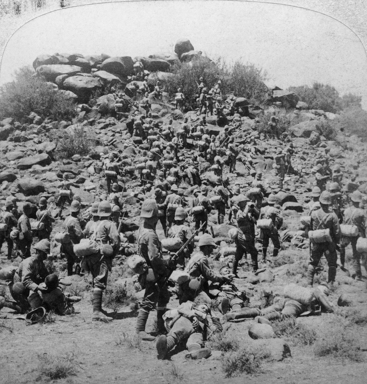 Szturm na kopje burskie przez Suffolks w Colesberg, RPA, wojna burska, 1900. autorstwa Underwood and Underwood