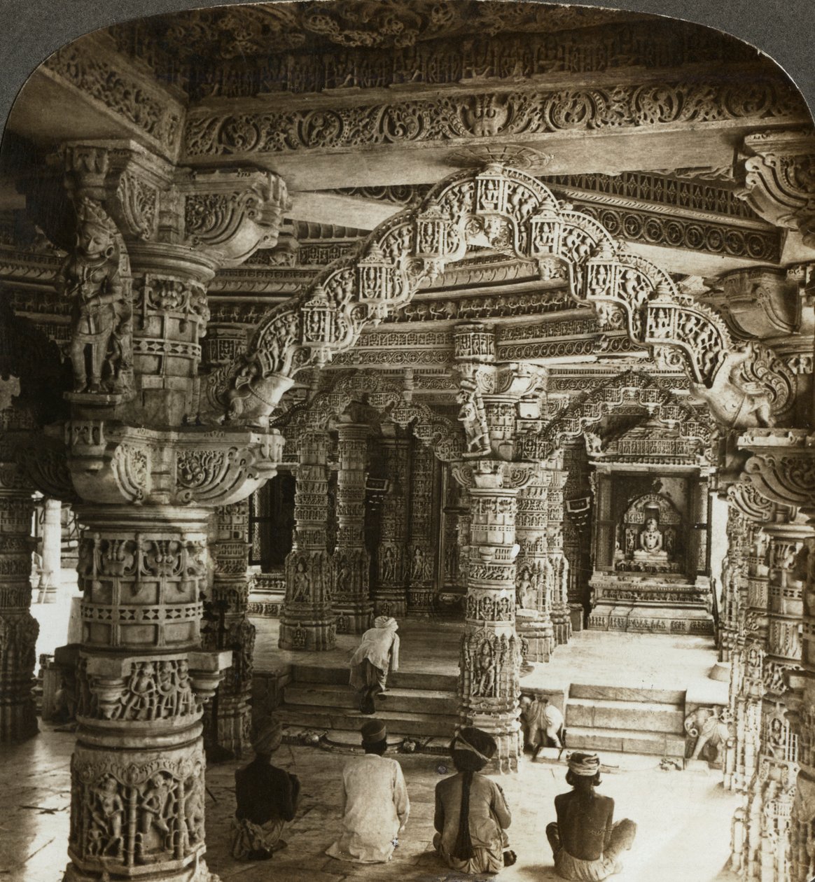 Świątynia Vimala Vasahi, Mount Abu, Radżastan, Indie. autorstwa Underwood and Underwood