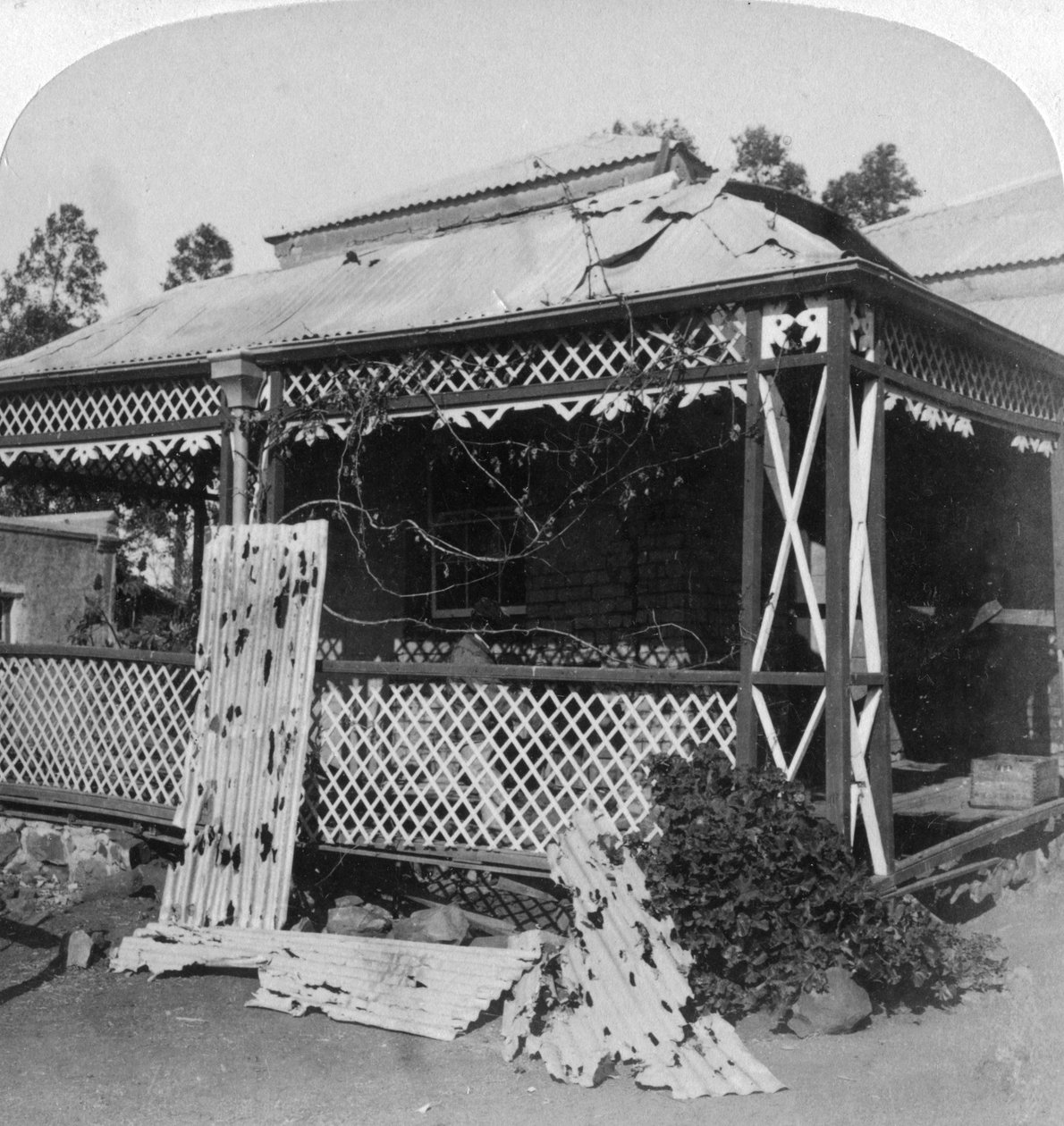 Klub, który został trafiony 94-funtowym pociskiem burskim, oblężenie Mafeking, RPA, 1901. autorstwa Underwood and Underwood