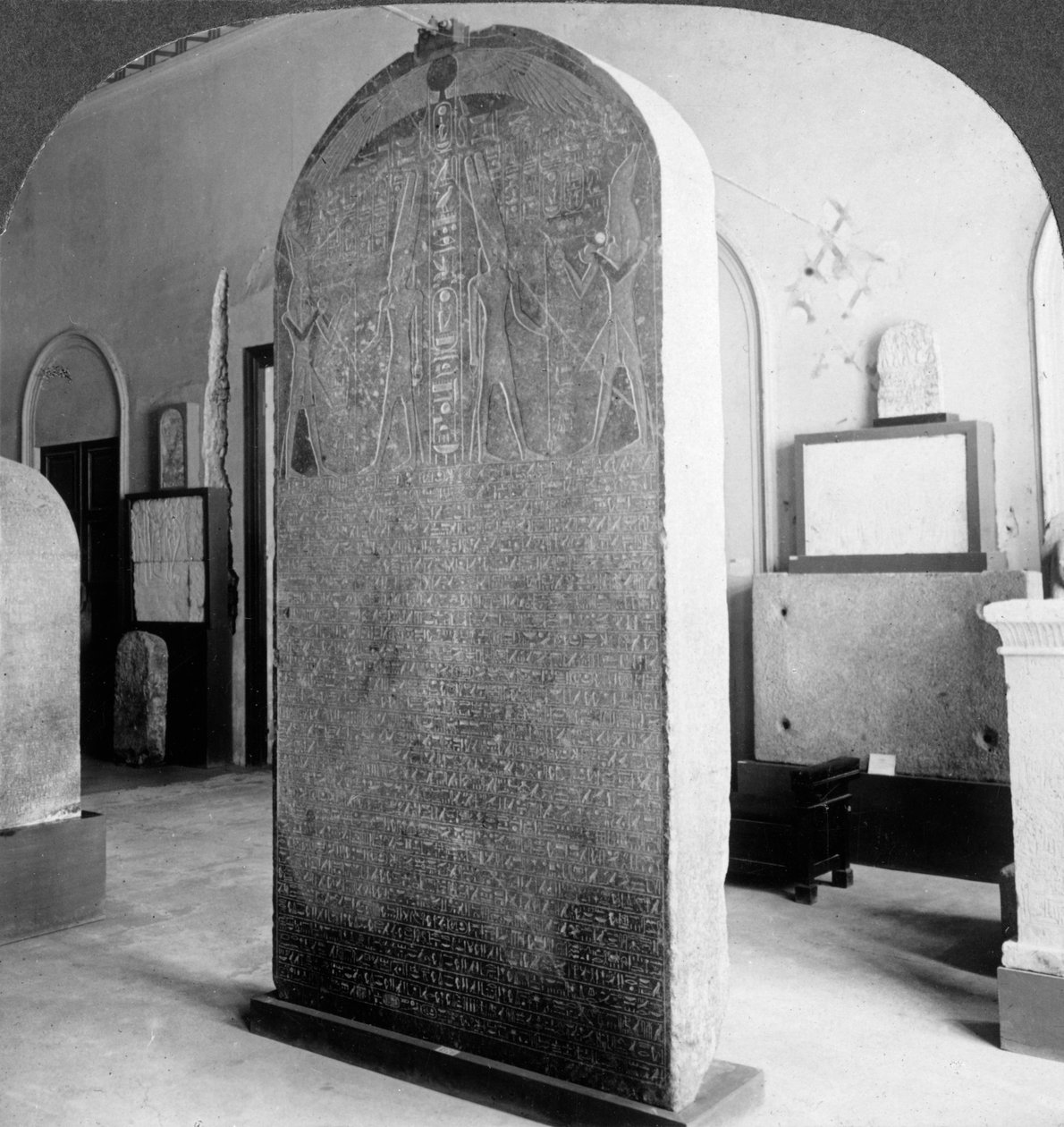 Stela Amenophisa III, Muzeum Kairskie, Egipt, 1905. autorstwa Underwood and Underwood