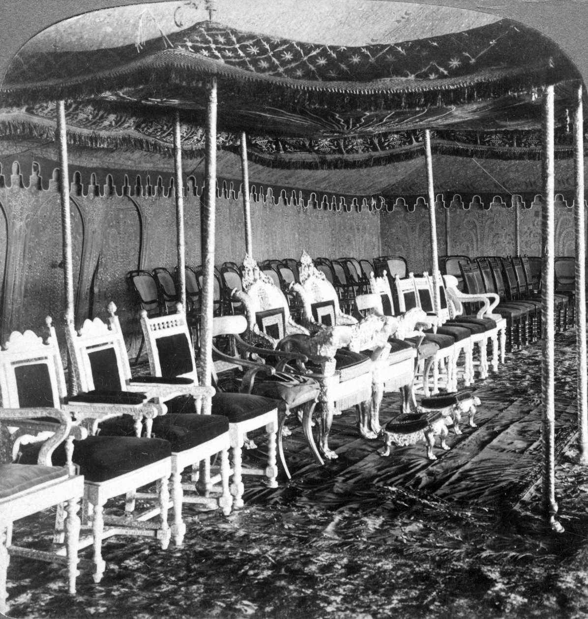 Złoty baldachim w namiocie Durbar maharadży Kaszmiru, Delhi, Indie, 1903 r. autorstwa Underwood and Underwood