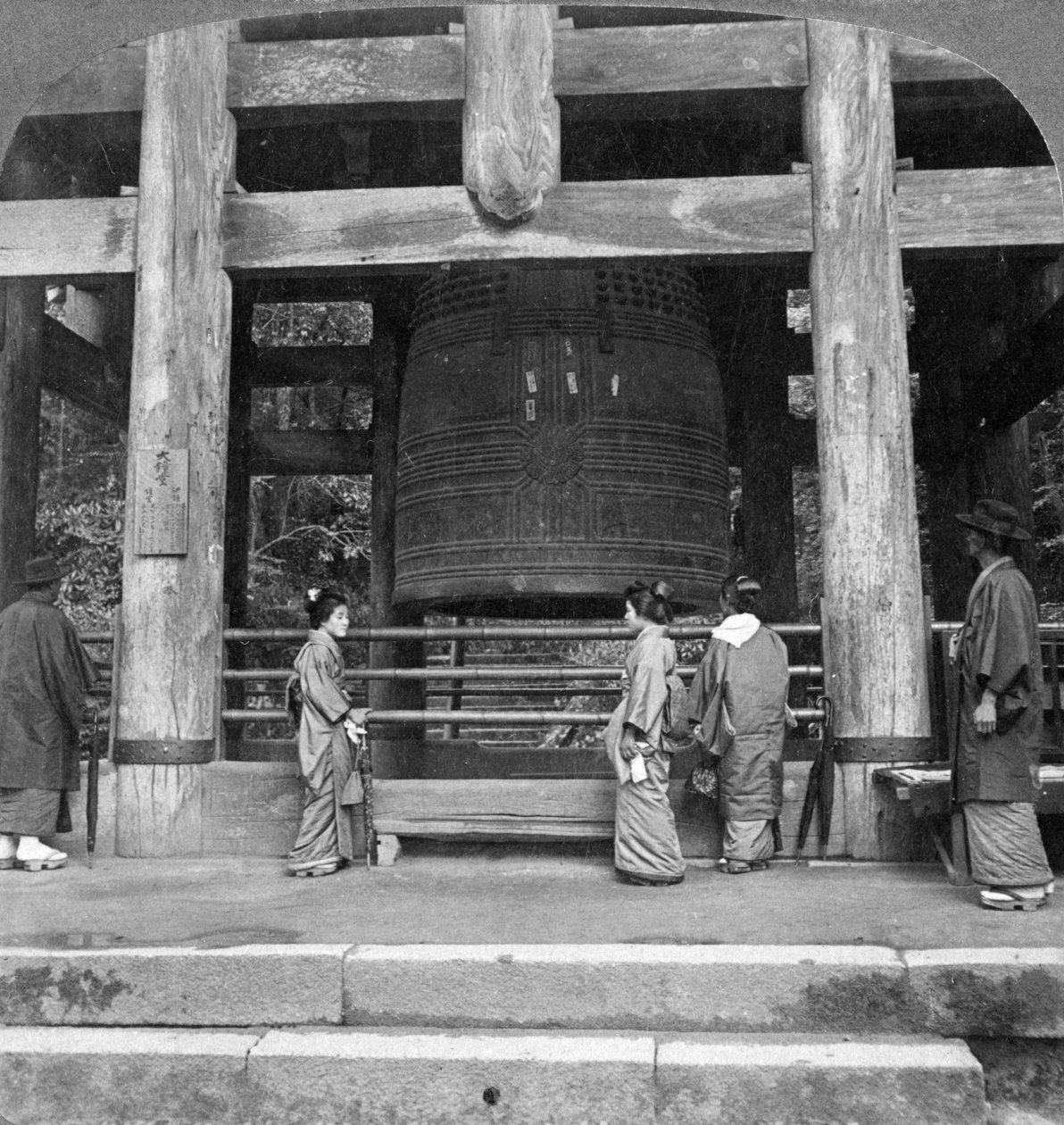 Wielki dzwon świątyni Chion-in, Kioto, Japonia, 1904. autorstwa Underwood and Underwood