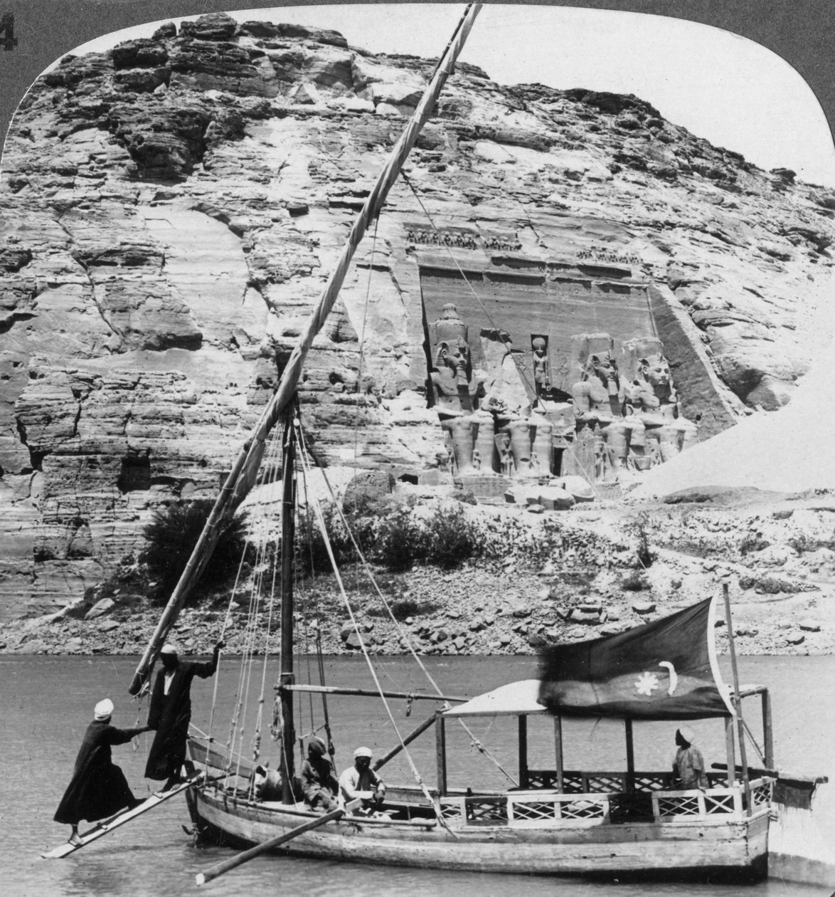 Świątynia w grocie Abu Simbel, widziana z Nilu, Egipt, 1905. autorstwa Underwood and Underwood