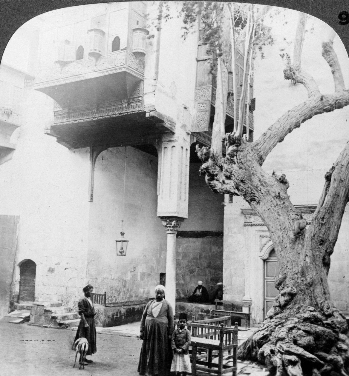 Okna haremu na dziedzińcu zamożnego domu Cairenes, Kair, Egipt, 1905. autorstwa Underwood and Underwood