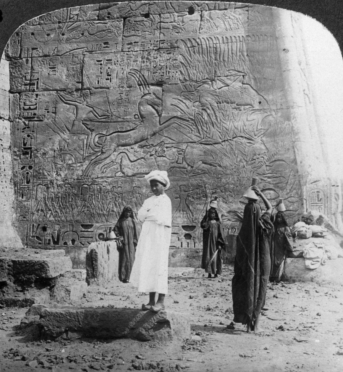 Polowanie na dzikiego byka, wyryte na ścianie świątyni w Medinet Habu, Teby, Egipt, 1905. autorstwa Underwood and Underwood