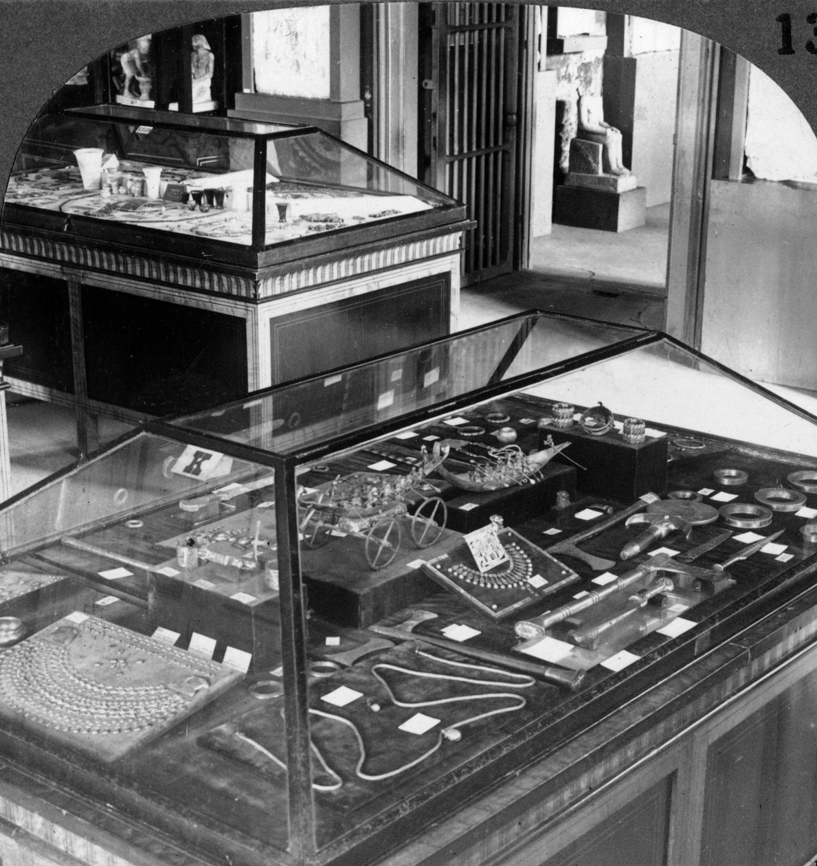Wspaniała biżuteria królowej Ahhotep c1560BC-1530BC, Muzeum Kairskie, Egipt, 1905. autorstwa Underwood and Underwood