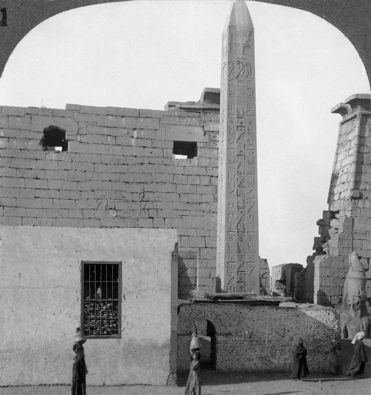 Obelisk Ramzesa II i front Świątyni Luksorskiej, Teby, Egipt, 1905. autorstwa Underwood and Underwood